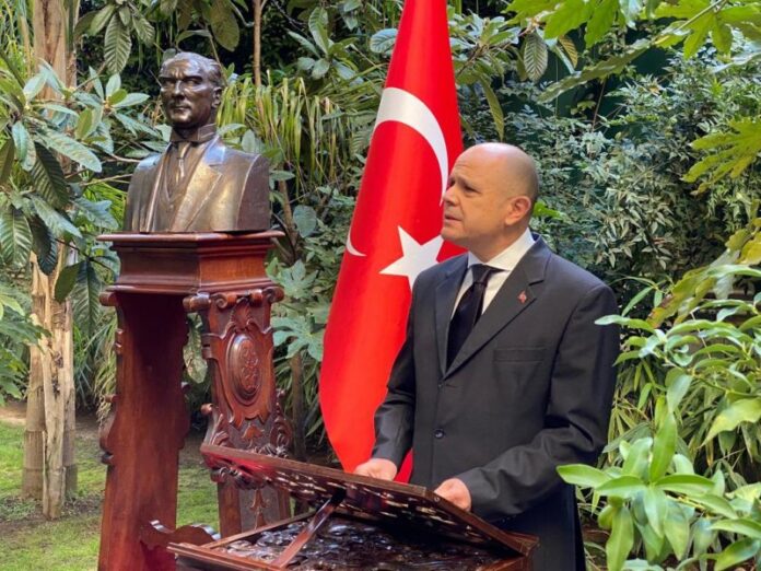 «Έφαγε πόρτα» από ιταλική εφημερίδα ο Τούρκος πρέσβης που κατηγορεί πάλι τον Έλληνα επικεφαλής της «Ειρήνη»