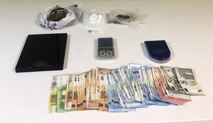 Θεσσαλονίκη: Συνελήφθη 29χρονoς για διακίνηση ναρκωτικών – Έκρυβε κοκαΐνη στο ΙΧ του