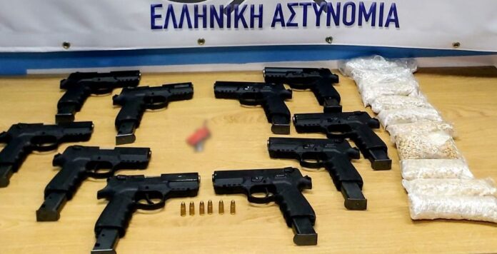 Έβρος: Πούλησε σε αστυνομικό που έκανε τον πελάτη 8.000 ναρκωτικά χάπια και 10 πιστόλια