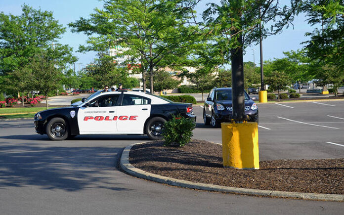 Μυστήριο στις ΗΠΑ: Γυναίκα αυτοπυροβολήθηκε μέσα σε περιπολικό – Τι λένε οι αστυνομικοί