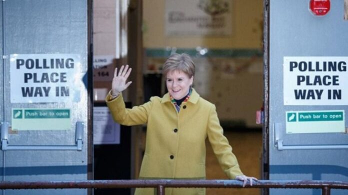 Χωρίς μάσκα η πρωθυπουργός της Σκωτίας – Ζήτησε συγγνώμη επειδή παραβίασε τα μέτρα