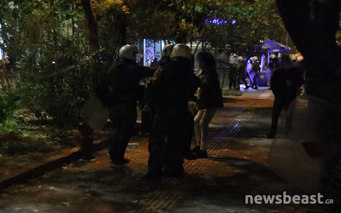 Η στιγμή της βίαιης προσαγωγής άνδρα από την πλατεία Εξαρχείων – Σε κατάσταση σοκ φώναζε στα ΜΑΤ να τον αφήσουν