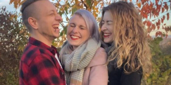 Αρραβωνιάστηκαν και κάλεσαν και τη φίλη τους για τρίο -Πώς είναι η ζωή σε αυτή την πολυγαμική σχέση