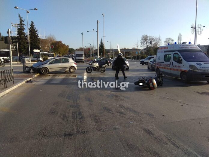Θεσσαλονίκη: Σφοδρή σύγκρουση μοτοσικλέτας με ΙΧ στο κέντρο – Ένας τραυματίας (φωτο)