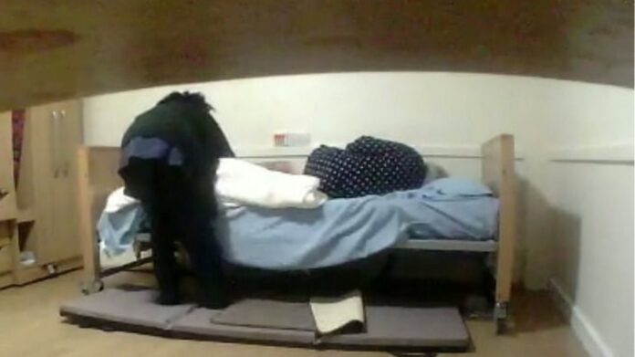 Βίντεο-φρίκη σε γηροκομείο της Βρετανίας: Με τη βία αρπάζουν ηλικιωμένη και την πετούν στο κρεβάτι