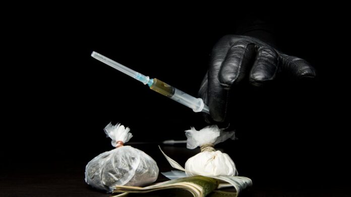 Γιαγιά έπαιρνε τρεις συντάξεις, πούλαγε ηρωίνη και τώρα ζητά 100.000 ευρώ αποζημίωση από το Κράτος