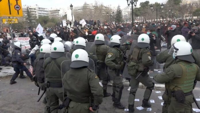 Εκτοξευτήρες νερού και κάμερες ζητούν οι αστυνομικοί της Θεσσαλονίκης