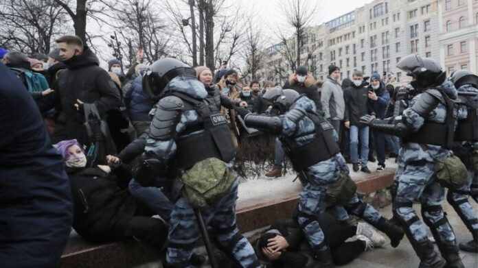 Η ΕΕ καταγγέλλει «δυσανάλογη χρήση βίας» εναντίον των διαδηλωτών στη Ρωσία