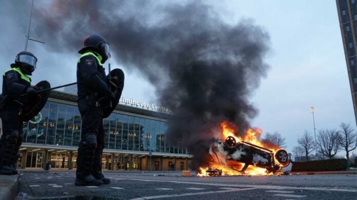 Ολλανδία: Δεύτερη νύχτα ταραχών σε διαδηλώσεις κατά της απαγόρευσης κυκλοφορίας-(VIDEO-ΦΩΤΟ)