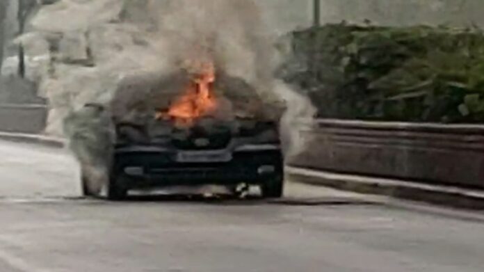 Αυτοκίνητο άρπαξε φωτιά στην Πατησίων