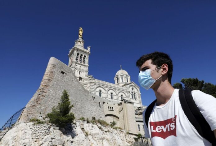 Γαλλία: «Όχι» στο κλείσιμο των σχολείων παρά το παραλλαγμένο στέλεχος του κορονοϊού