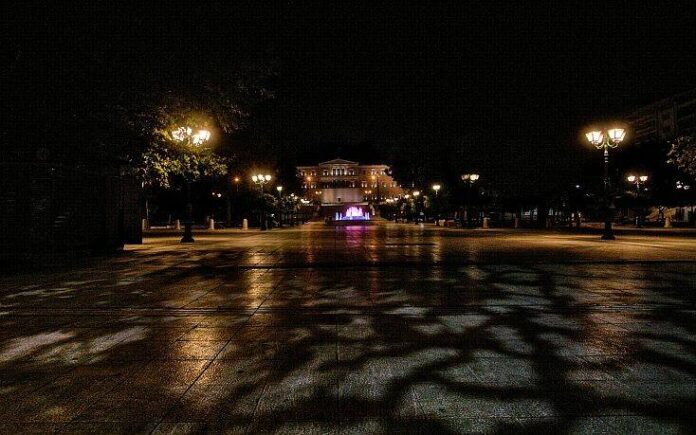 Παραμένει η βραδινή απαγόρευση κυκλοφορίας – «Όχι» και στις μετακινήσεις από νομό σε νομό