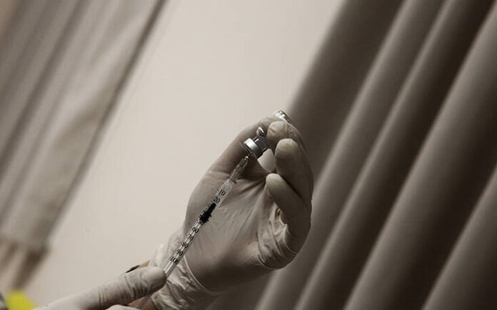 Η εξήγηση Μόσιαλου για τους 23 ανθρώπους που πέθαναν στη Νορβηγία μετά τον εμβολιασμό