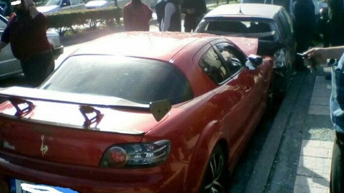 Ηράκλειο: Σοβαρό τροχαίο στο κέντρο της πόλης – Ι.Χ. έπεσε πάνω σε σταθμευμένα αυτοκίνητα – ΦΩΤΟ