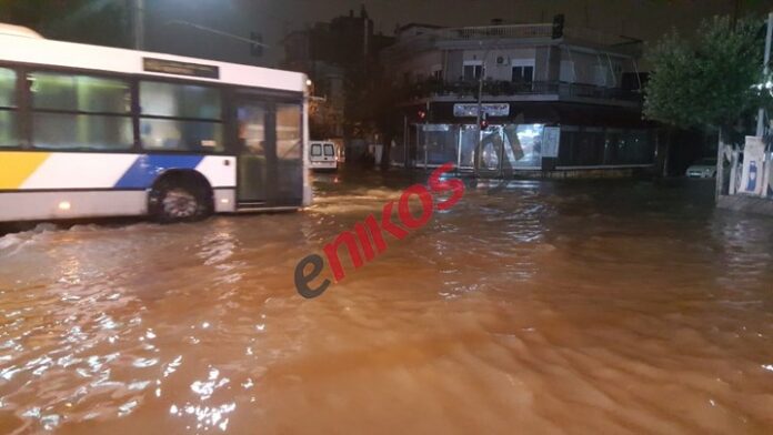 Η κακοκαιρία χτυπά την Αττική – “Ποτάμια” οι δρόμοι στο Μενίδι – (ΦΩΤΟ)