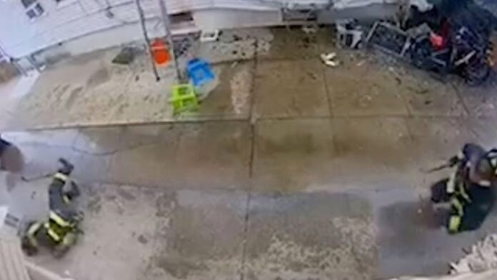 Νέα Υόρκη: Κλιματιστικό έπεσε στο κεφάλι πυροσβέστη -(VIDEO)