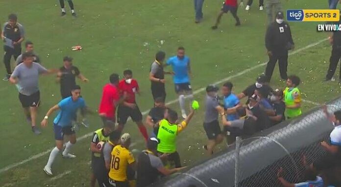 Βολιβία: Επεισόδια και ξύλο οπαδών σε αγώνα που οι κερκίδες έπρεπε να ήταν άδειες – (VIDEO)