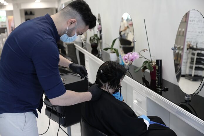 Ν. Παπαθανάσης: Χωρίς χρονικό περιορισμό οι επισκέψεις σε κομμωτήρια και κέντρα αισθητικής