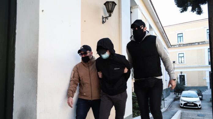 Ξυλοδαρμός στο μετρό: Στον ανακριτή οι δύο ανήλικοι