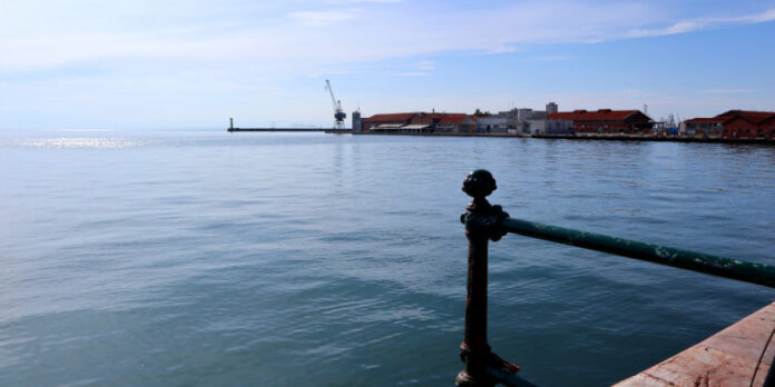 Θεσσαλονίκη: Εριχναν απόβλητα σε ρέμα που κατέληγε στον Θερμαϊκό -Σχηματίστηκε δικογραφία