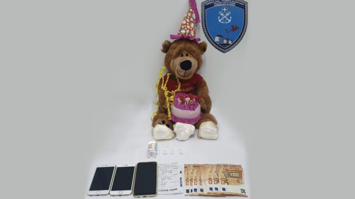 Μύκονος: Ζευγάρι εμπόρων ναρκωτικών μετέφερε κόκα μέσα σε λούτρινα κουκλάκια-(ΦΩΤΟ-VIDEO)