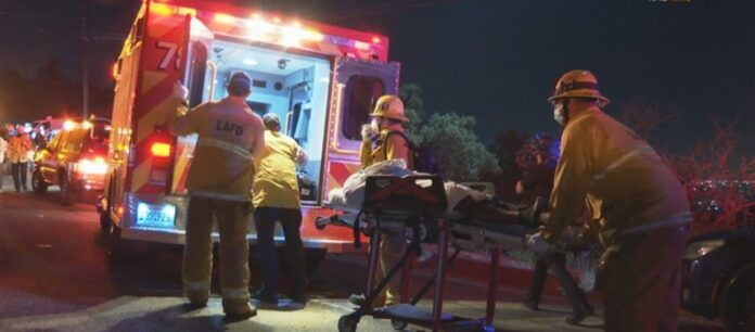 Συγκλονιστικό τροχαίο στο Λος Άντζελες – Mercedes έπεσε από γέφυρα και άρπαξε αμέσως φωτιά (VIDEO)