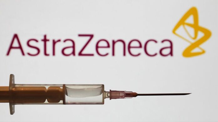 «Πόλεμος» ΕΕ – Βρετανίας για τα εμβόλια: Η AstraZeneca μειώνει τις παραδόσεις, η Κομισιόν μπλοκάρει τις εξαγωγές της Pfizer
