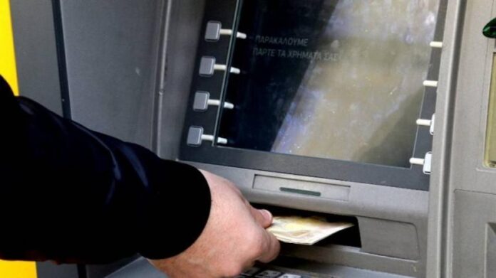 Εύβοια: Ξέχασε 500 ευρώ στο ΑΤΜ και έκαναν… φτερά