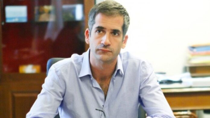 Αποστομώνει τους αντιεξουσιαστές ο Μπακογιάννης για το πανό στο ΠΑΠΕΙ: «Εδώ είναι»