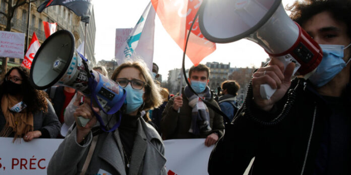 Γαλλία: Χιλιάδες υγειονομικοί στους δρόμους για τις συνθήκες εργασίας τους