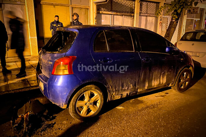 Θεσσαλονίκη: Άγνωστος έβαλε φωτιά σε αυτοκίνητο με πυρσό (φωτο & video)