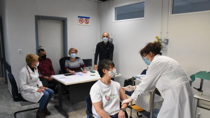 ΠΟΕΔΗΝ: Καταγγέλλει ότι οι εμβολιασμοί θα γίνονται μέσα στα νοσοκομεία και όχι στα Κέντρα Υγείας – Τι απαντούν από το υπουργείο Υγείας