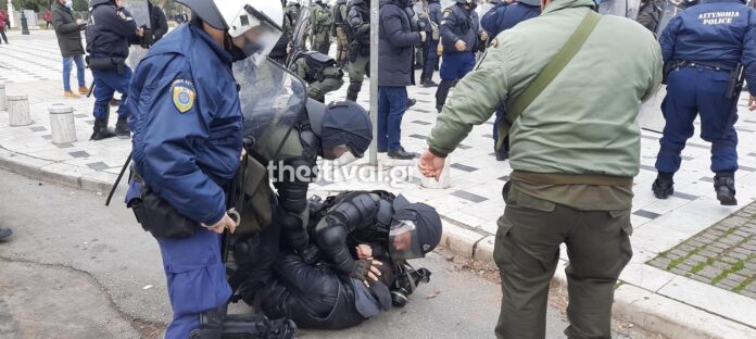 Θεσσαλονίκη: Ένταση και προσαγωγές στο φοιτητικό συλλαλητήριο (φωτο & video)