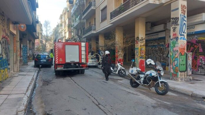 Φωτιά σε ισόγειο κατάστημα στα Εξάρχεια (VIDEO)