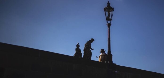 Εν μέσω πανδημίας, κάποιοι πλουτίζουν…