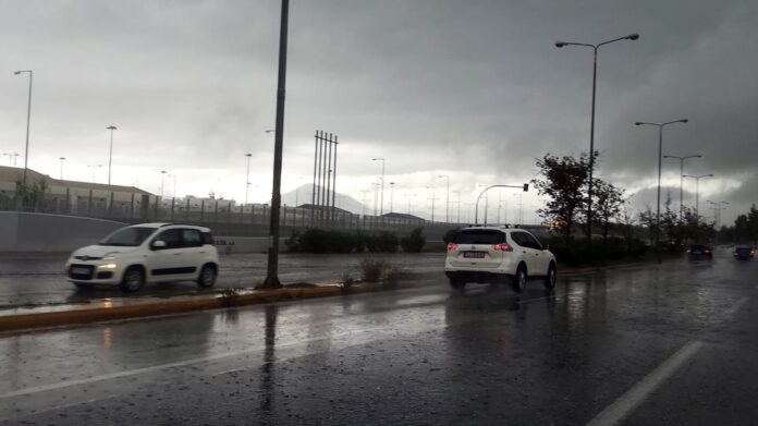 Καιρός: Σφοδρές καταιγίδες, χαλάζι και χιόνια τις επόμενες ώρες