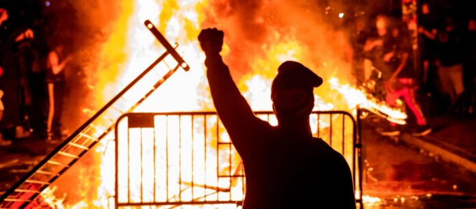 Άνευ προηγουμένου επεισόδια στην Ολλανδία λόγω μέτρων για τον κορωνοϊό – Φωτιές και λεηλασίες στο Αϊντχόβεν