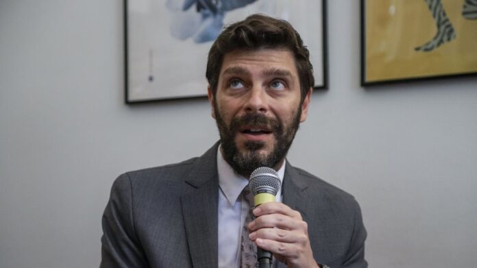 Γιατρομανωλάκης: Μεγάλη ευθύνη να είμαι εγώ ο πρώτος ανοιχτά ομοφυλόφιλος σε ελληνική κυβέρνηση