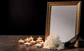 Αστυνομικίνα έμπαινε και έκλεβε τα σπίτια των νεκρών που διάβαζε στην εφημερίδα-(VIDEO)