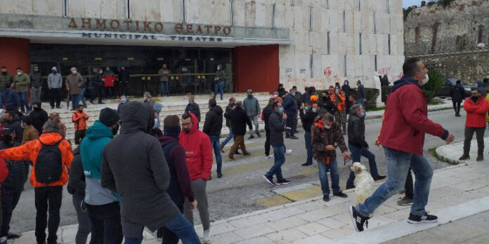 Συμβολική κατάληψη στο κτίριο της Αντιπεριφέρειας Κέρκυρας -Κυνηγοί και ερασιτέχνες ψαράδες ζητούν άρση της απαγόρευσης των μέτρων