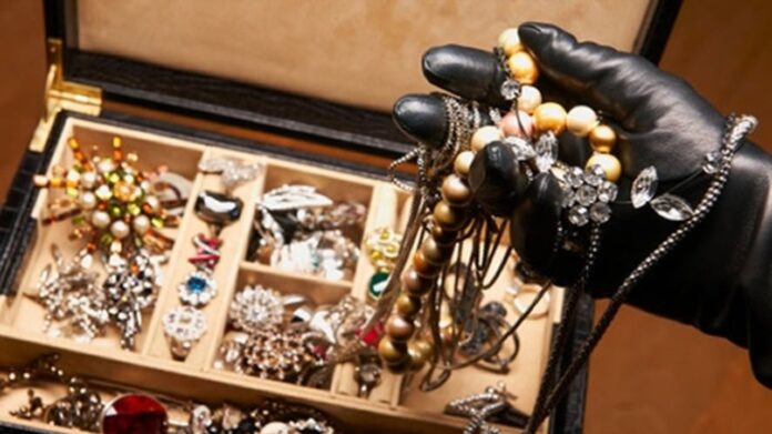 Σέρρες: Δύο γυναίκες “σήκωσαν” κοσμήματα 54.000 ευρώ από τέσσερα σπίτια