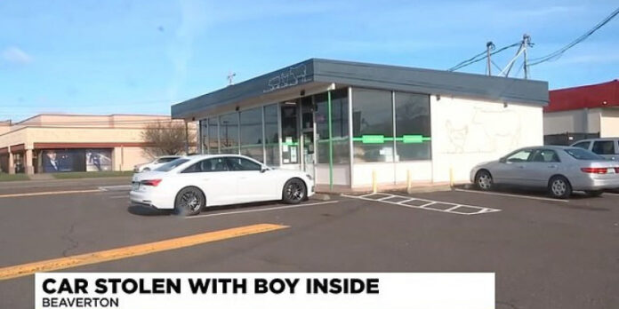 Απίστευτο: Εκλεψε το αυτοκίνητο, βρήκε ένα παιδί μέσα και γύρισε για να βάλει τις φωνές στην μητέρα του