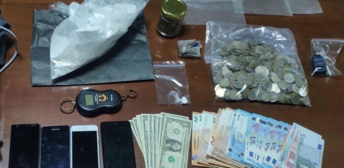 Γλυφάδα: Πέταξε σακούλα με κοκαΐνη από το παράθυρο για να γλιτώσει από την Αστυνομία