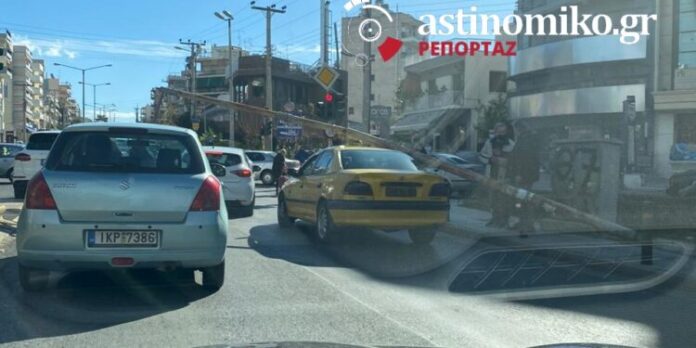 Ο ισχυρός άνεμος έριξε κολόνα σε ταξί στο Παλαιό Φάληρο