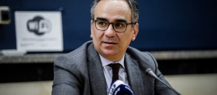 Όταν ο υφυπουργός Β.Κοντοζαμάνης διέψευσε τον κυβερνητικό εκπρόσωπο Χ.Ταραντίλη