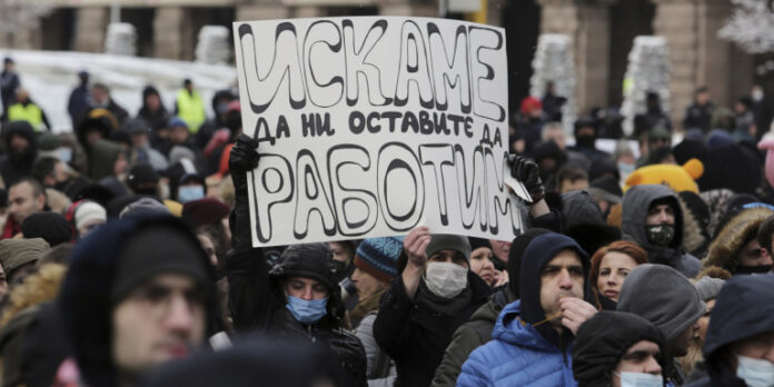 Βουλγαρία: Ιδιοκτήτες εστιατορίων βγήκαν στους δρόμους για να διαμαρτυρηθούν για το κλείσιμο των καταστημάτων τους