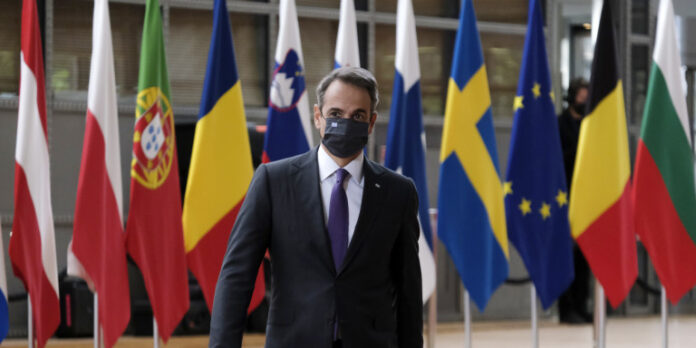 Politico: Πιστοποιητικό εμβολιασμού προτείνει ο Κυριάκος Μητσοτάκης στην ΕΕ