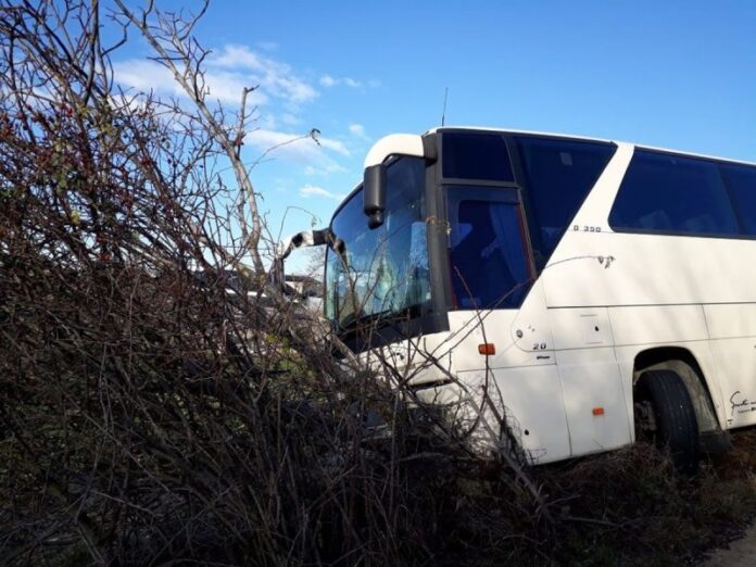 Γιάννενα: Βγήκε από το δρόμο λεωφορείο που εκτελούσε μαθητικό δρομολόγιο (ΦΩΤΟ)