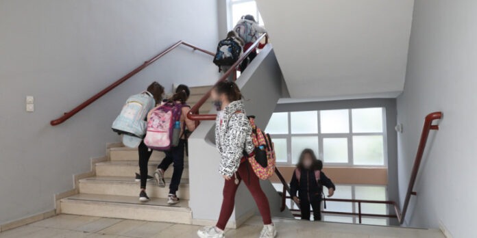 ΚΙΝΑΛ για πρόστιμα σε μαθητές: Αλγεινή εντύπωση η θεώρηση της Ζέτας Μακρή