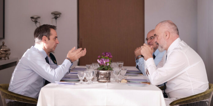 Το γεύμα που παρέθεσε στο σπίτι του ο Κυριάκος Μητσοτάκης στον Εντι Ράμα